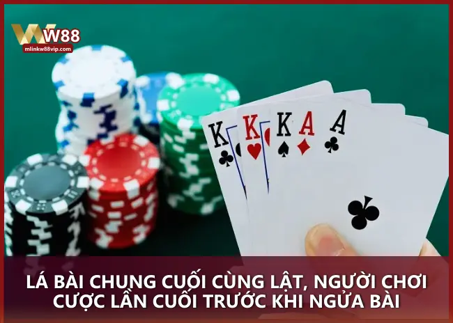 Lá bài chung cuối cùng lật, người chơi cược lần cuối trước khi ngửa bài