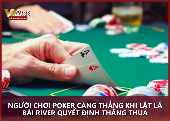 Người chơi Poker căng thẳng khi lật lá bài River quyết định thắng thua